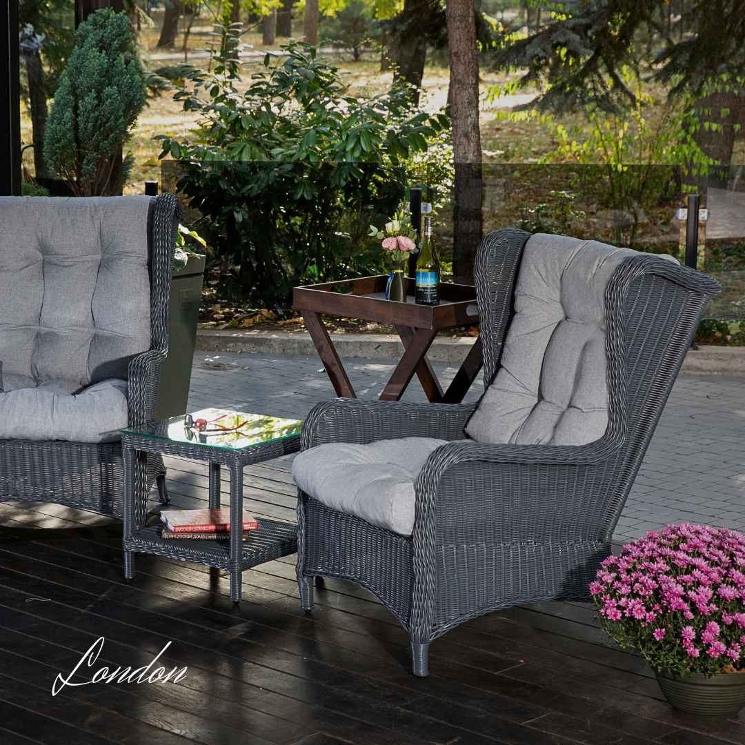 Zahradní sedací sestava LONDON LOUNGE Terico. Skládá se ze dvou velkých křesel, dvou podnožek a konferenčního stolku.